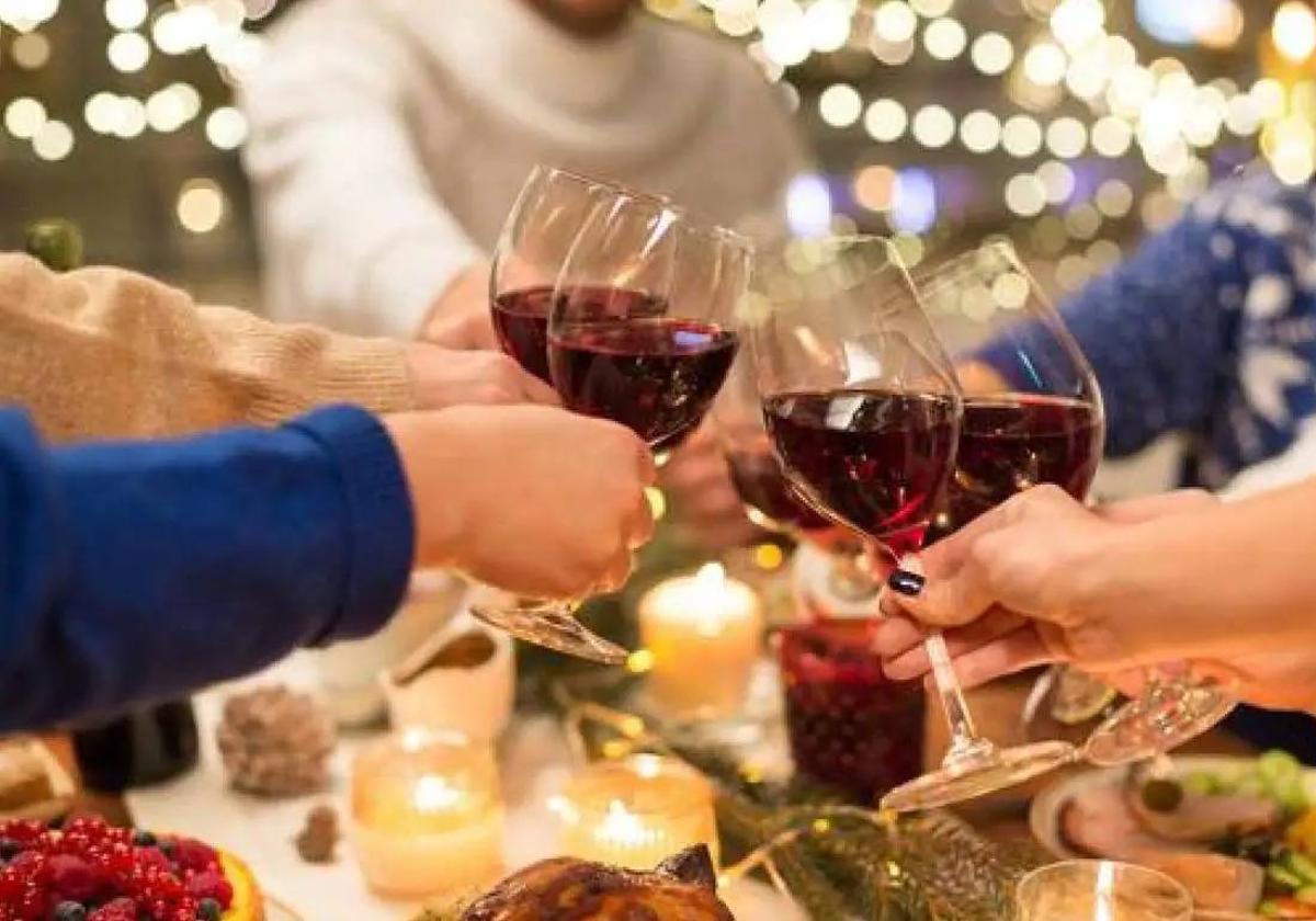 Copas de vino celebrando una cena de empresa.