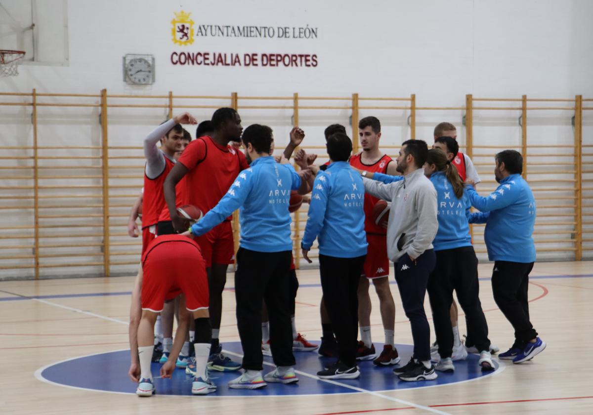 El conjunto leonés durante sus entrenos de la semana en San Esteban.