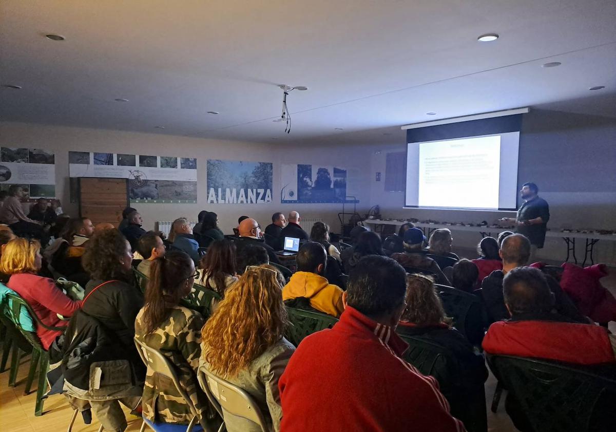 Imagen principal - Charla y exposición sobre micología en Almanza