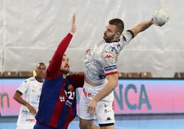 Los atacantes del Ademar se toparon con el muro de la defensa blaugrana.