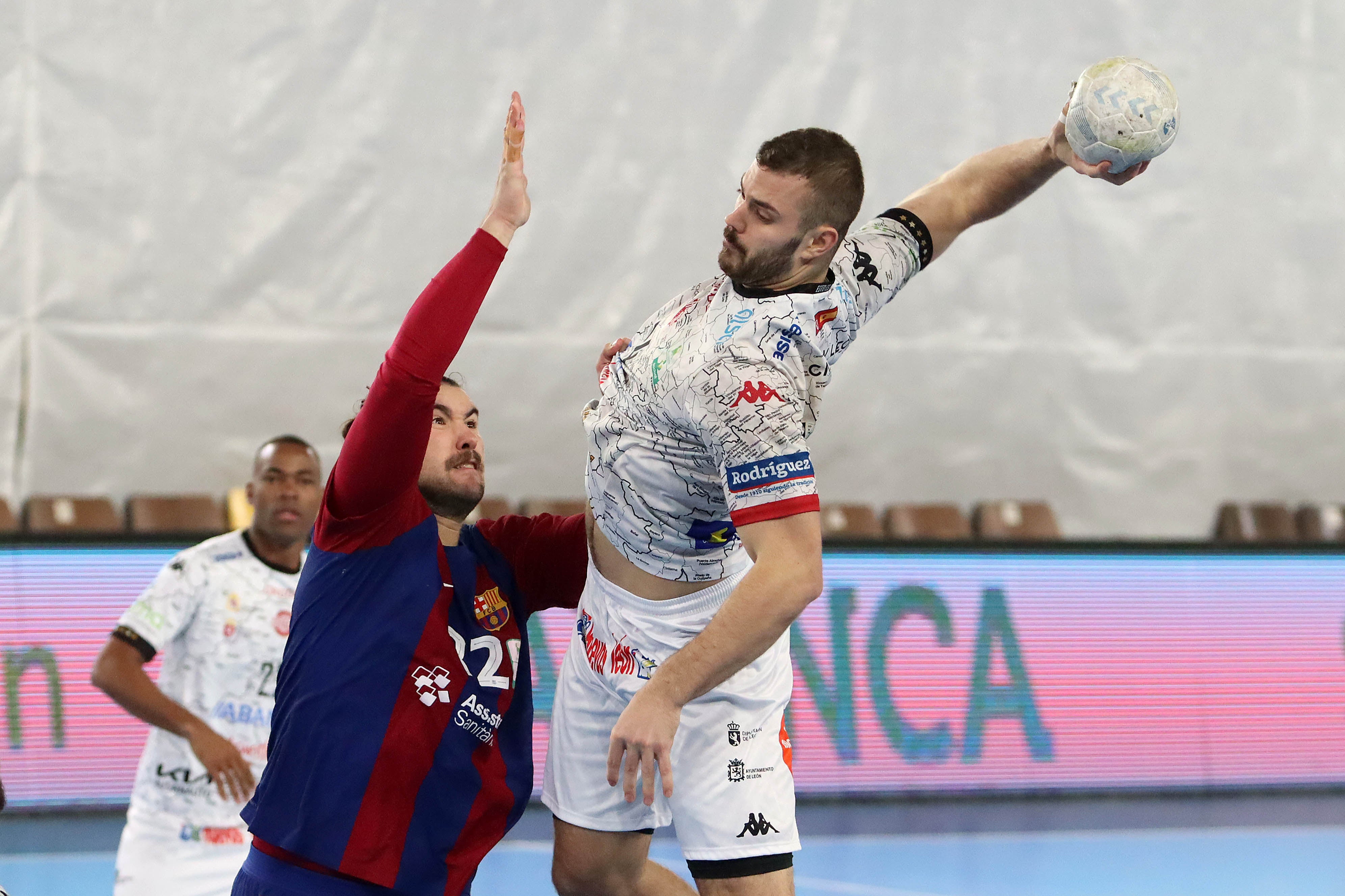 Los atacantes del Ademar se toparon con el muro de la defensa blaugrana.