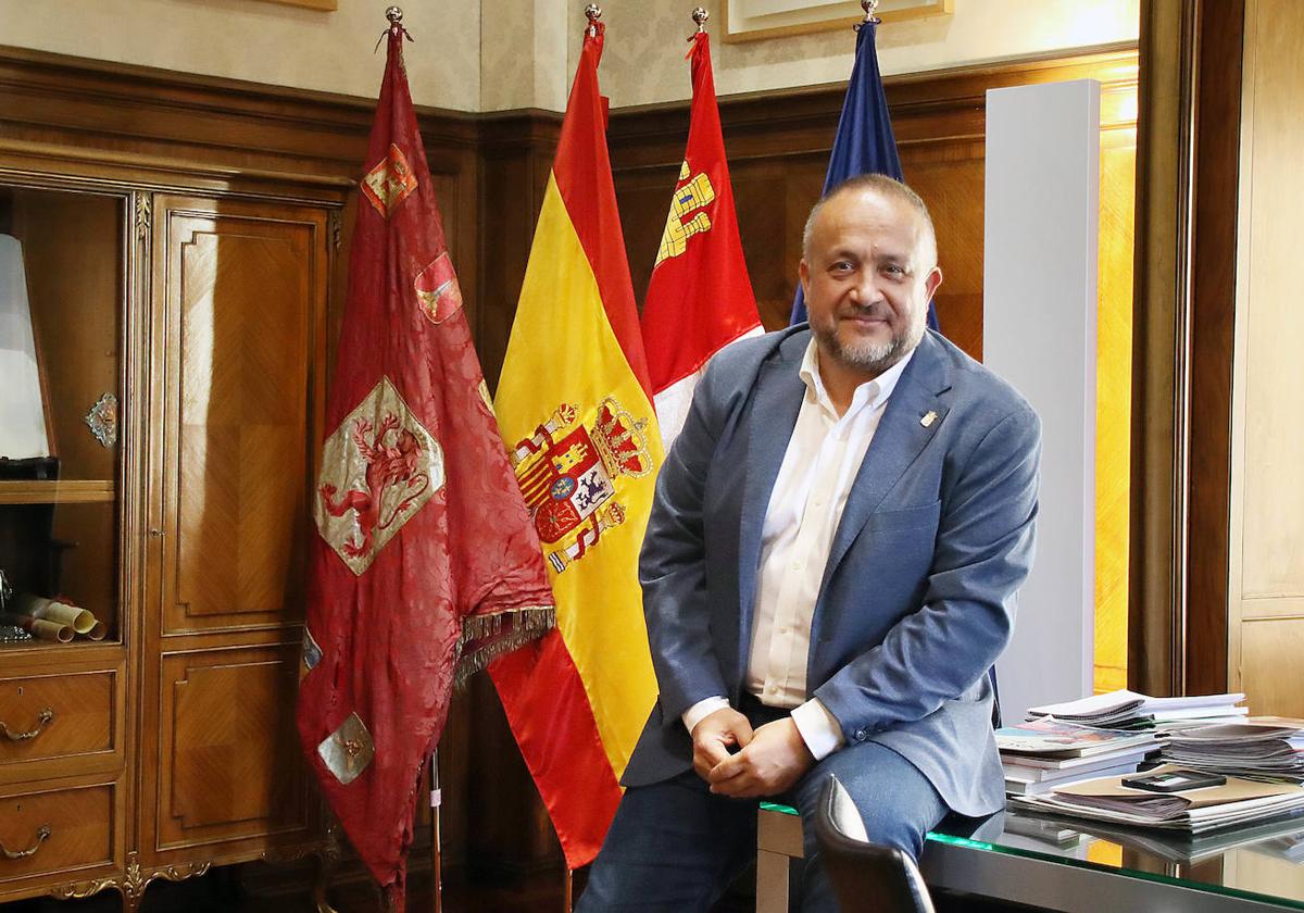 Gerardo Álvarez Courel, presidente de la Diputación de León, durante una entrevista con la Agencia Ical.