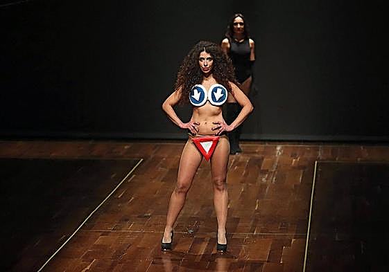 La artista invita a reflexionar sobre la desigualdad de género con su 'Eje de abscisas'.