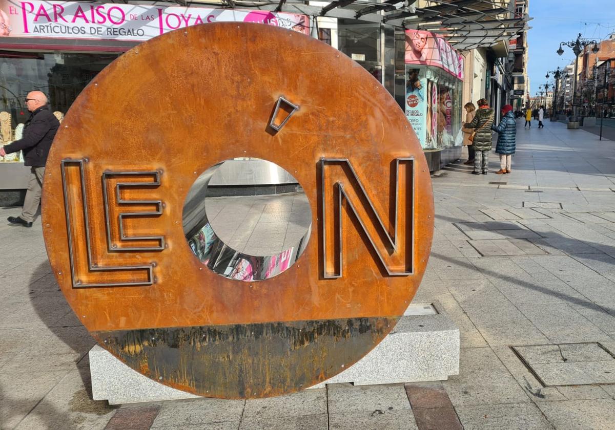 Obra instalada en la glorieta de Guzmán el Bueno.