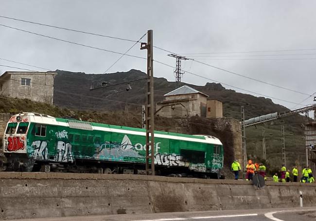 Imagen de la locomotora descarrilada, en directo, y los técnicos de Adif que trabajan para despejar la vía.