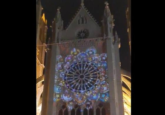 Proyección en la fachada de la Catedral de León.