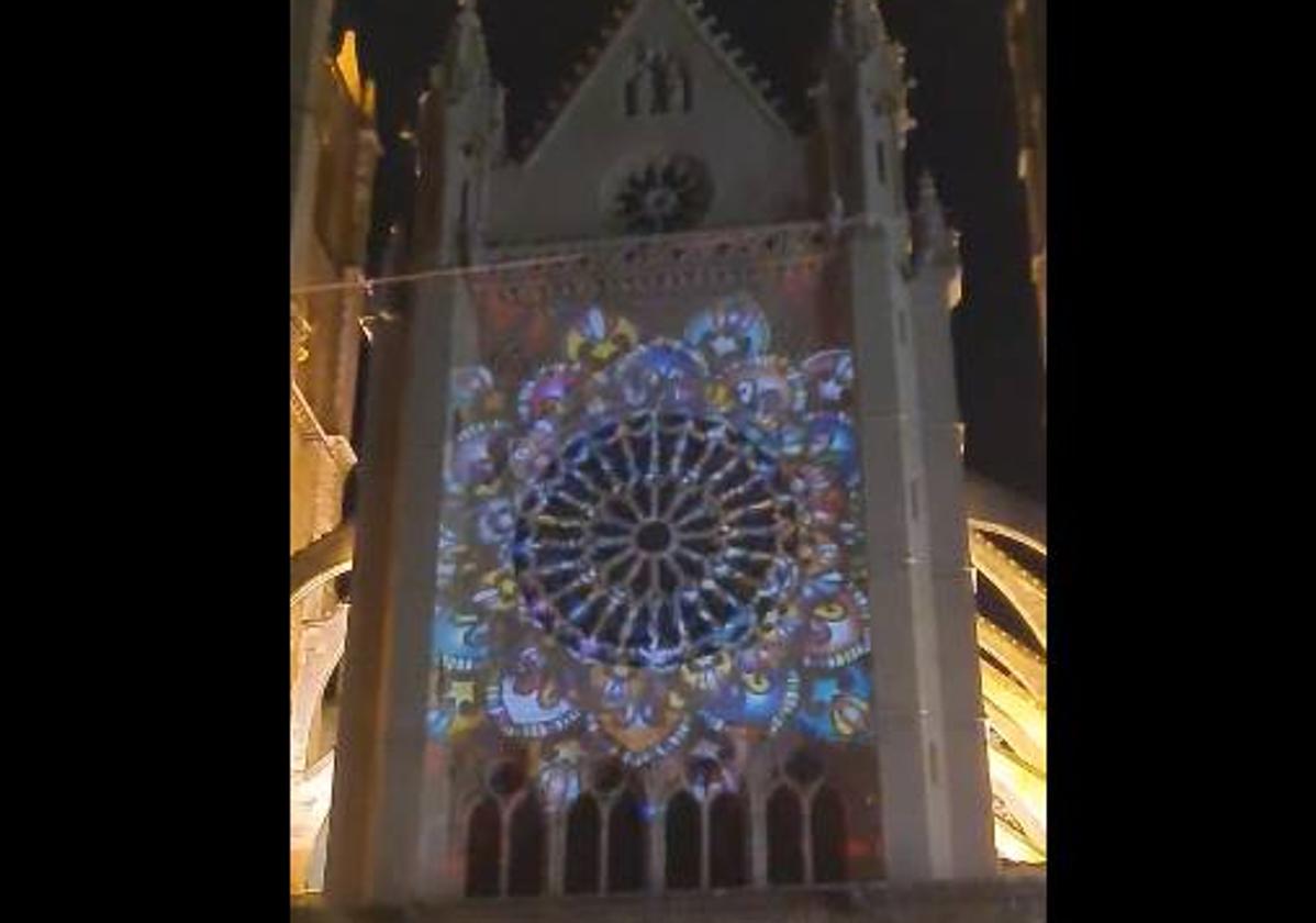 Proyección en la fachada de la Catedral de León.