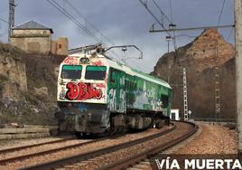 Imagen del tren que descarriló a su paso por Ciñera.