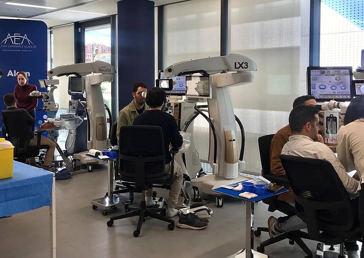 Imagen secundaria 1 - Realidad virtual y ojos biónicos para formar a los nuevos oftalmólogos de León