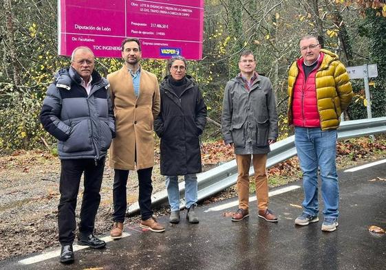 Representantes de la Diputación de León visitan la carretera ya arreglada.