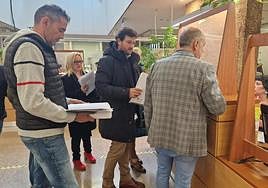 Miembros de Partido Popular, Vox, Ciudadanos y VIVE Villaquilambre presentando un recurso de alegaciones contra la «subida desproporcionada» del IBI, la recuperación del Impuesto de la Plusvalía Municipal y el impuesto de circulación a vehículos de más de 25 años.