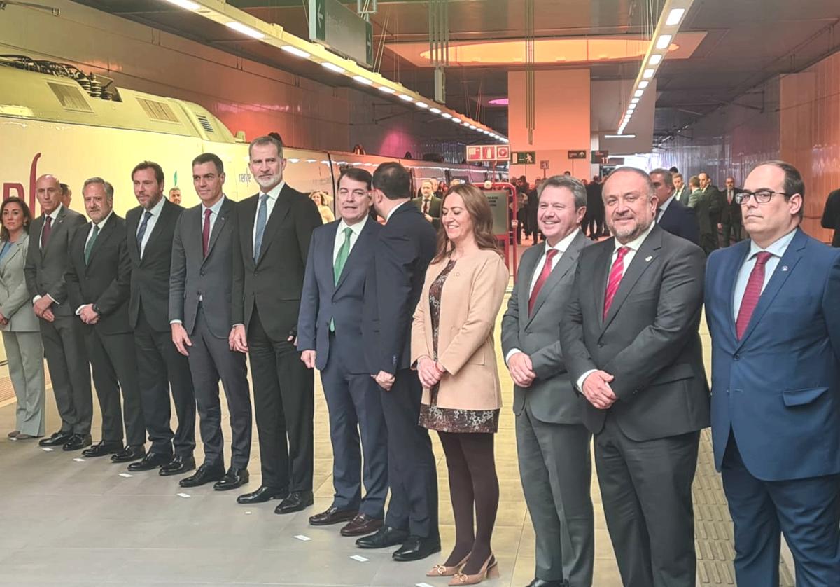 La delegada del gobierno Virginia Barcones, el alcalde de León, José Antonio Diez, el presidente de las Cortes, Carlos Pollán, el presidente de la Junta de Castilla y León, Alfonso Fernández Mañueco y la consejera de Movilidad y Transportes, María González Corral, en la estación de León.