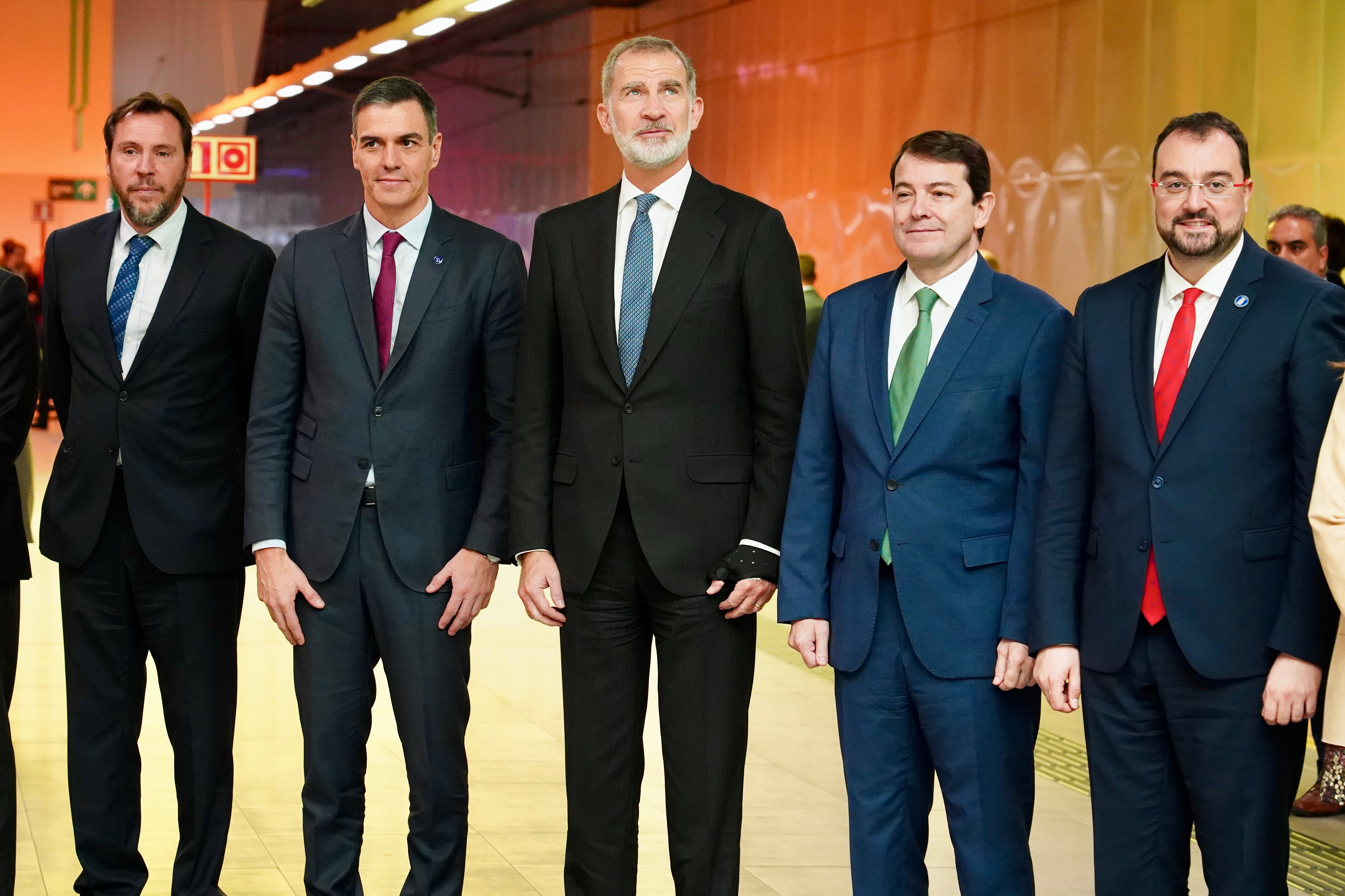 El rey Felipe VI, en la estación de tren de León.