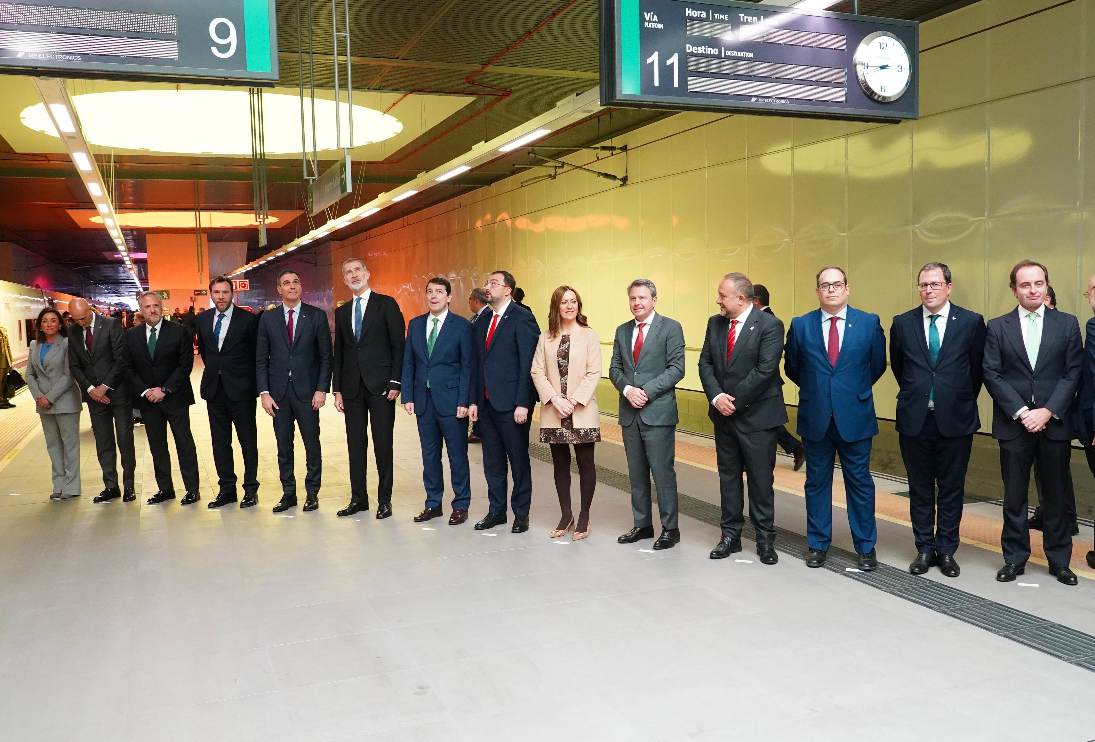 Foto de familia en la estación de León.