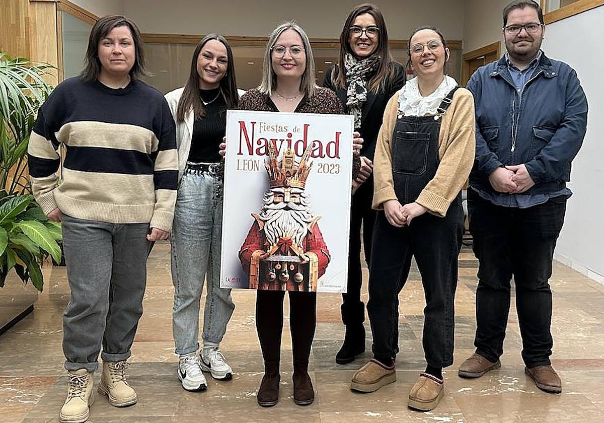 Miembros del jurado posan con el cartel ganador.