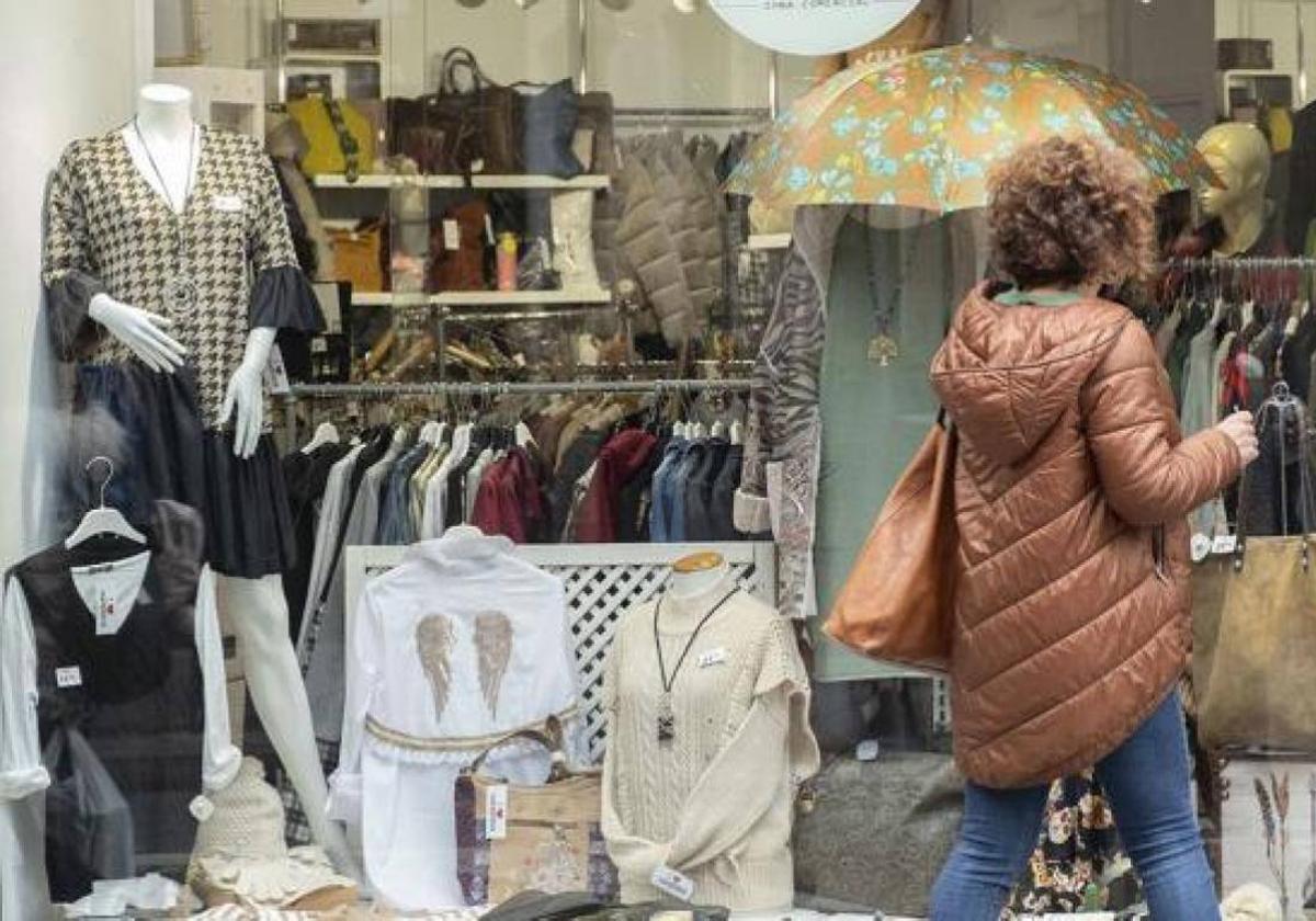 Una mujer frente a un escaparate en León.