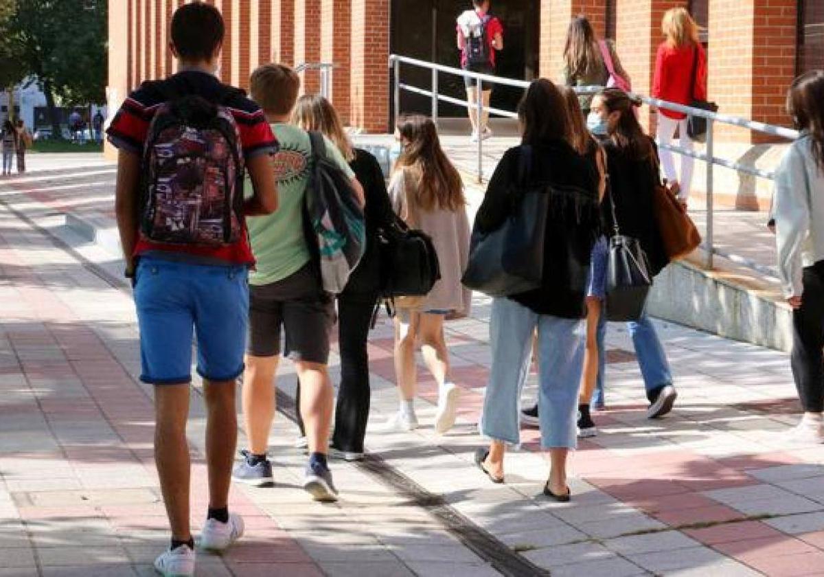 Estudiantes de la Universidad de León acudiendo a clase.