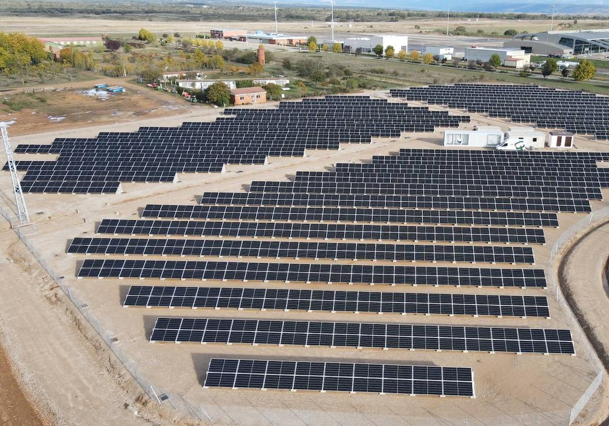 Imagen de las placas solares insataladas con el Aeropuerto de León al fondo.