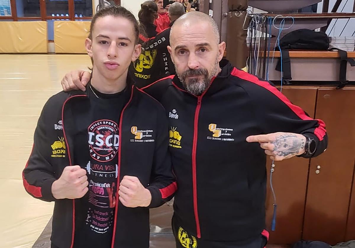 Héctor León, junto a su entrenador Héctor Moreira.