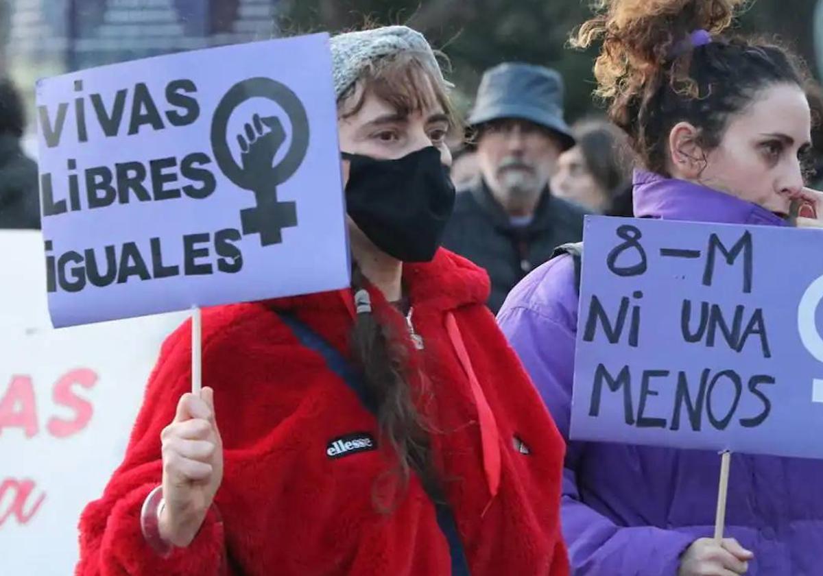 Manifestantes contra la violencia de género en León