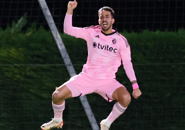 Ernesto celebra su gol, el 0-1.