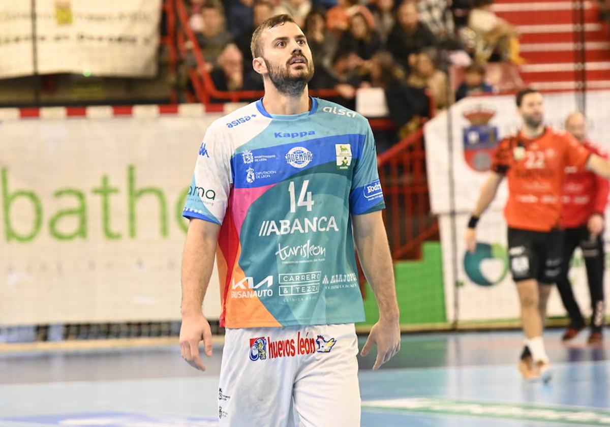 Milosavljevic, durante el partido en Torrelavega.