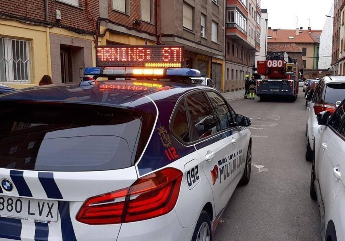 Policía Local y Bomberos de León trabajando en la zona.