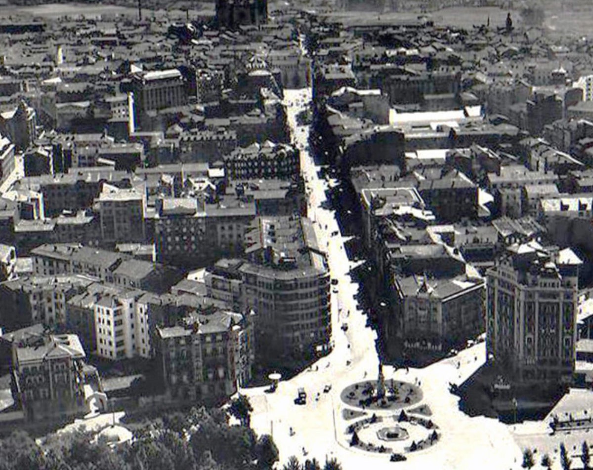 Avenida Ordoño II desde el aire ca. 1950