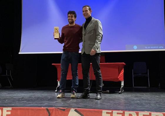 Kevin Viñuela recoge su premio en la gala celebrada en Zamora.