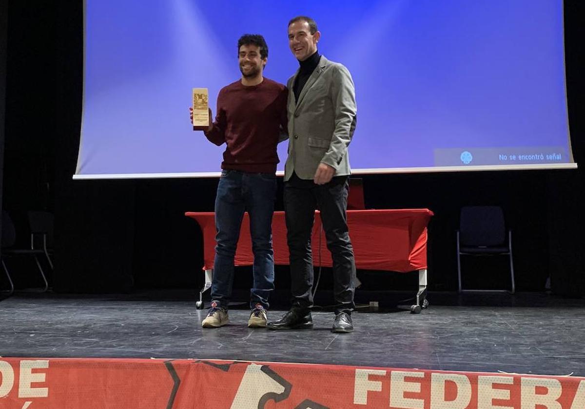 Kevin Viñuela recoge su premio en la gala celebrada en Zamora.