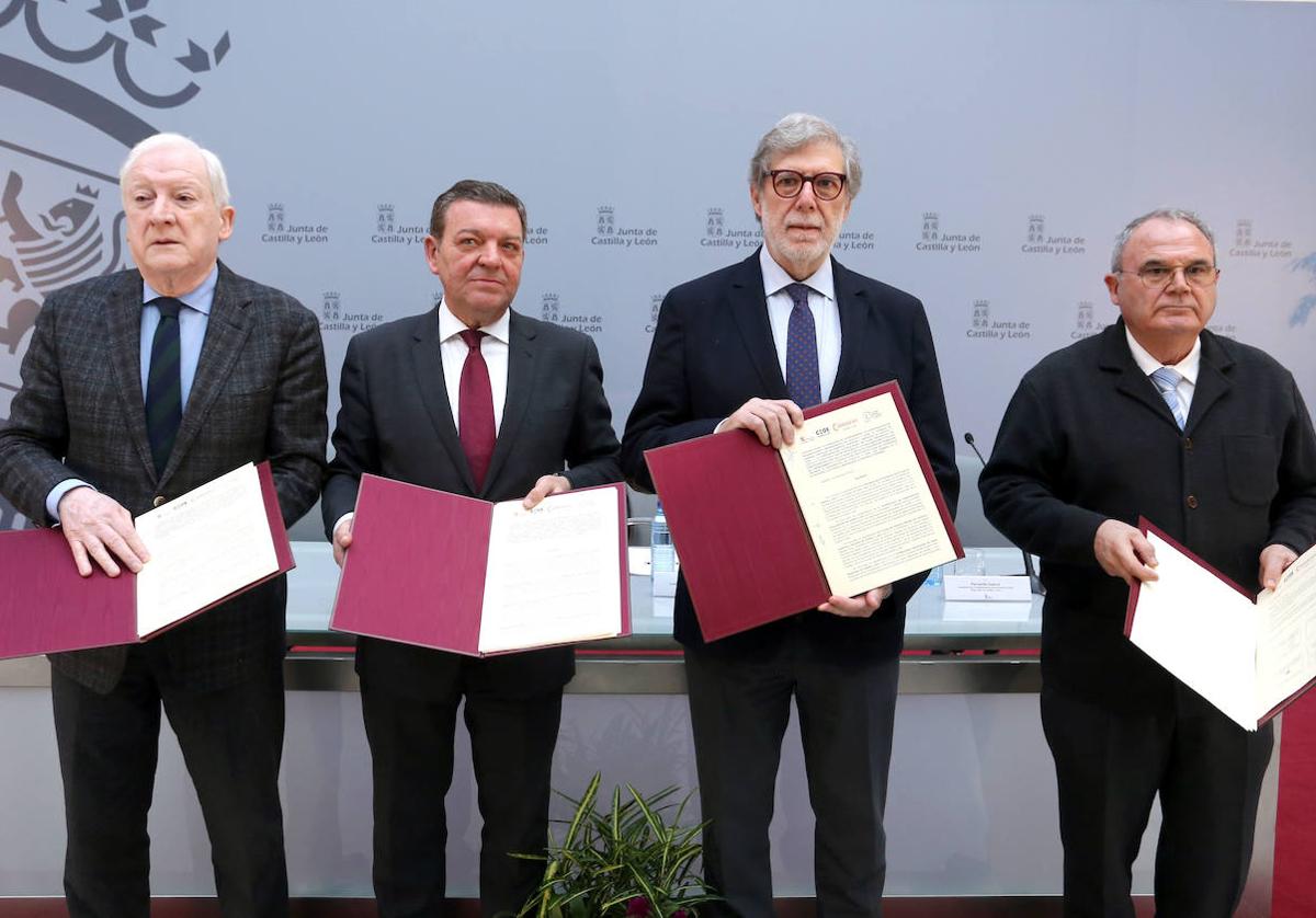 Antonio Miguel Méndez Pozo, presidente del Consejo de Cámaras de Comercio de Castilla y León, Luis Miguel González Gago, consejero de la Presidencia, Santiago Aparicio, presidente de la CEOE Castilla y León, y Fernando Guerra, presidente de la Confederación Internacional de Casas Regionales de Castilla y León,