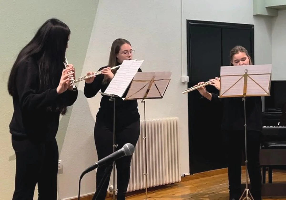 Alumnas de la Escuela Municipal de Música de Valverde de la Virgen.