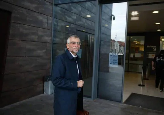 El abogado Luis Tuero, a la entrada de los juzgados de Gijón.