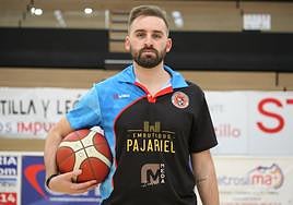 Arnau Ferreres posa ya con la camiseta del Embutidos Pajariel.