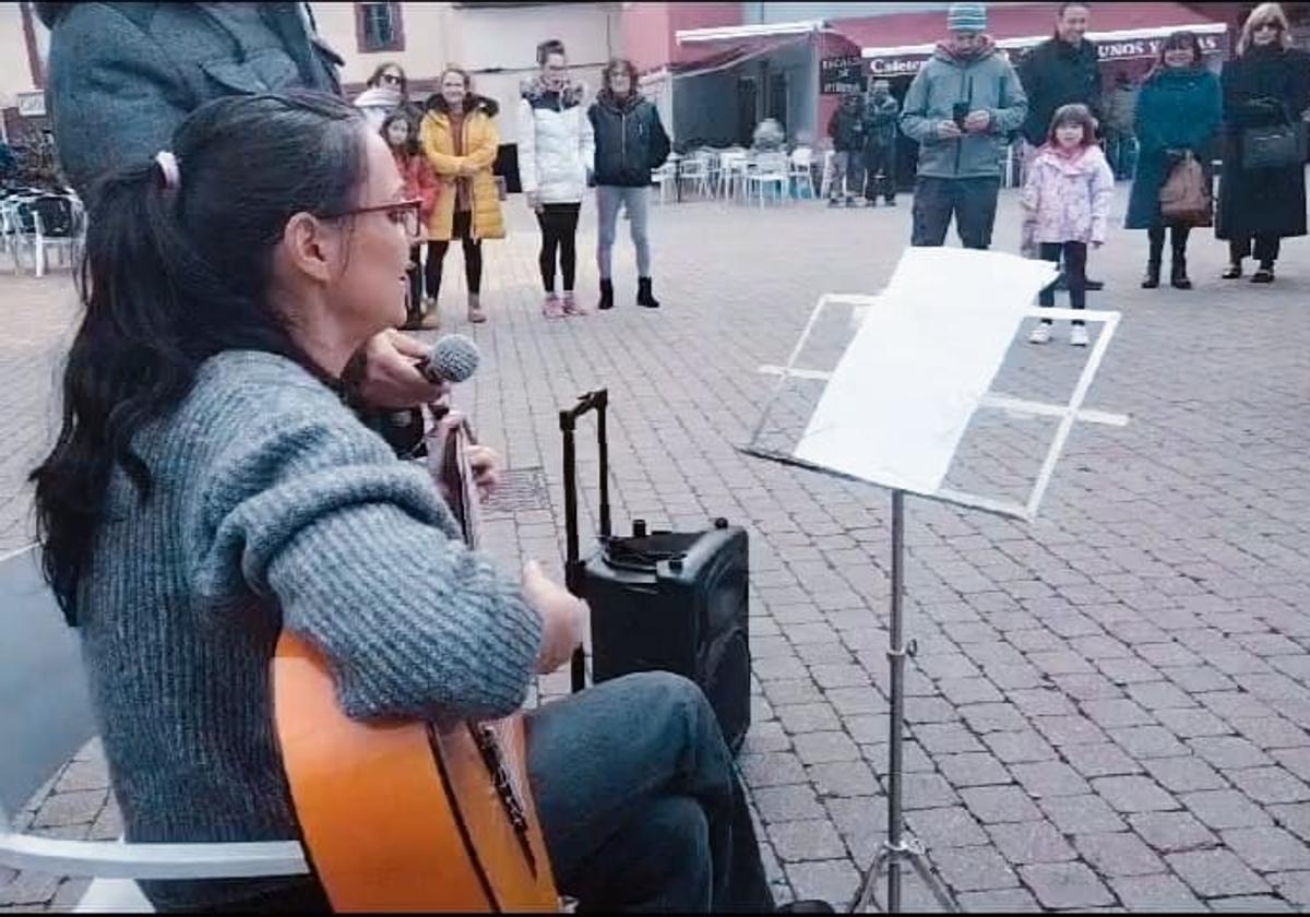 Beatriz Collado interpretó el famoso 'Santa Bárbara bendita' en la plaza de la Iglesia de Ciñera.