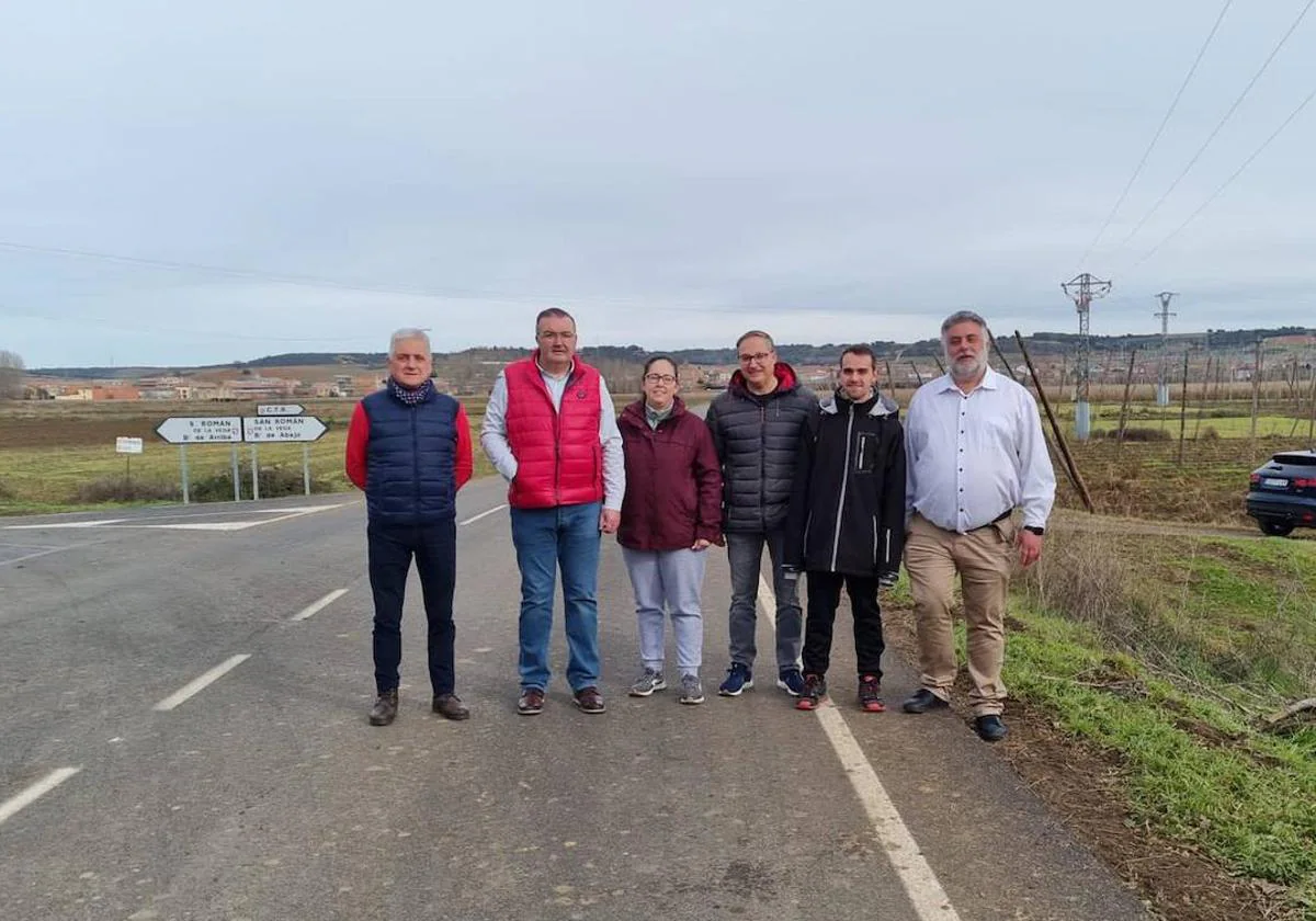 Roberto Aller visita la carretera LE-6415.