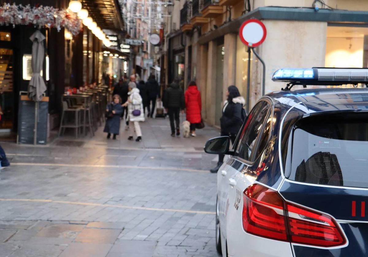 El coche de la Policía Local que permanece día y noche frente a la calle La Rúa