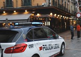 El coche de la Policía Local que permanece día y noche frente a la calle La Rúa