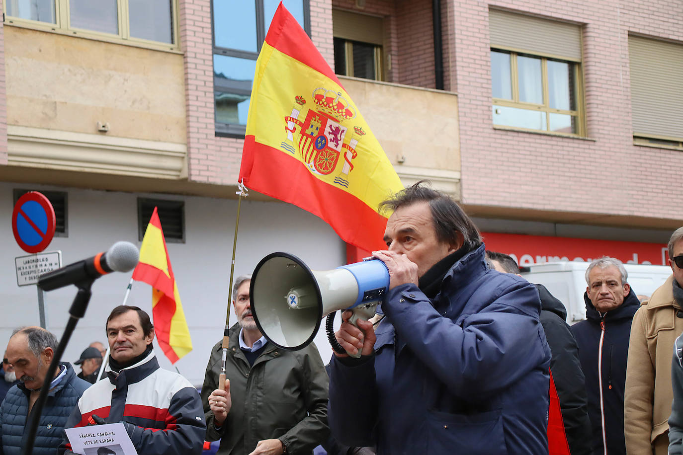 La Fundación para la Defensa de la Nación Española lee un manifiesto frente a la sede del PSOE