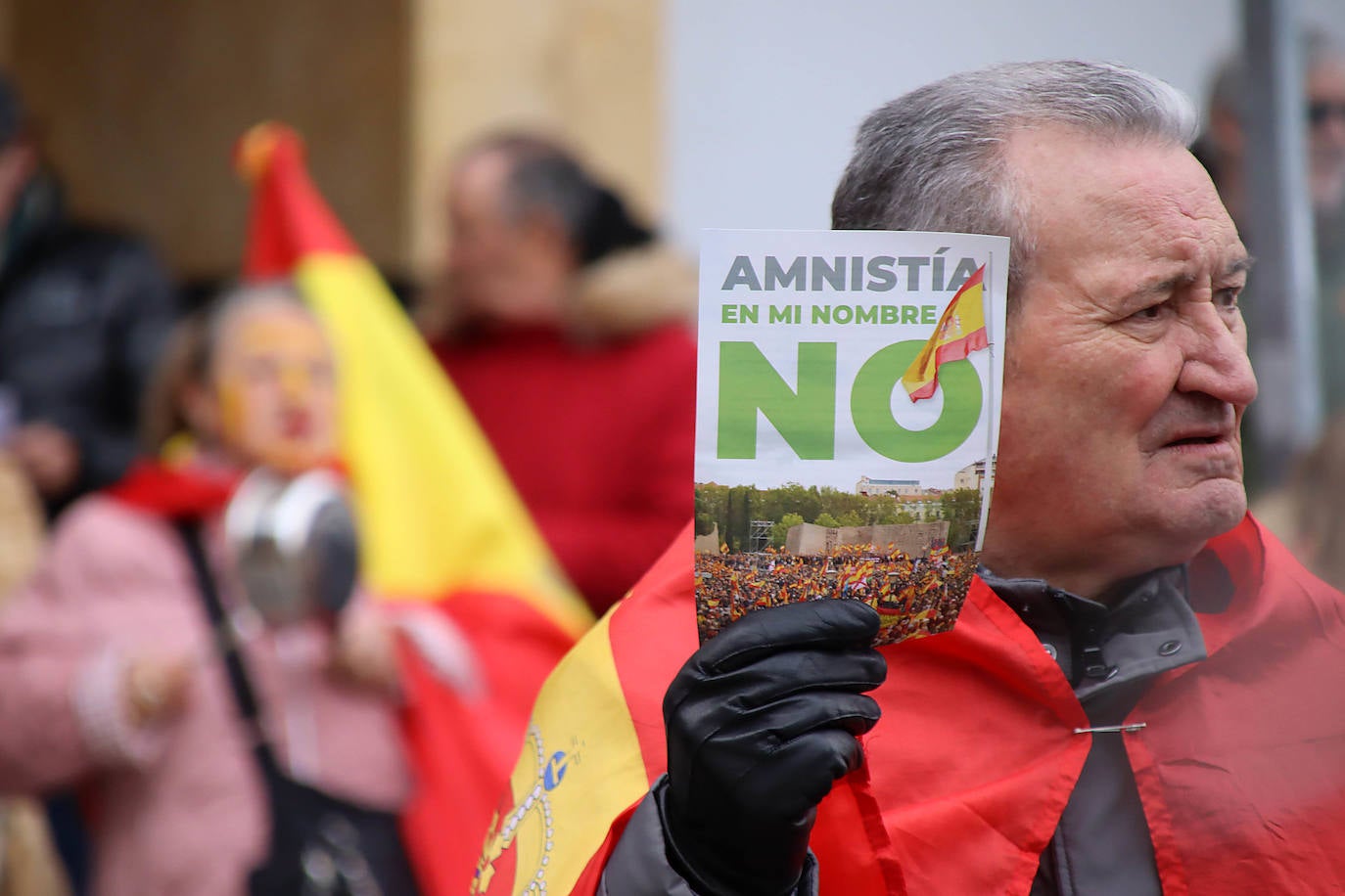 La Fundación para la Defensa de la Nación Española lee un manifiesto frente a la sede del PSOE