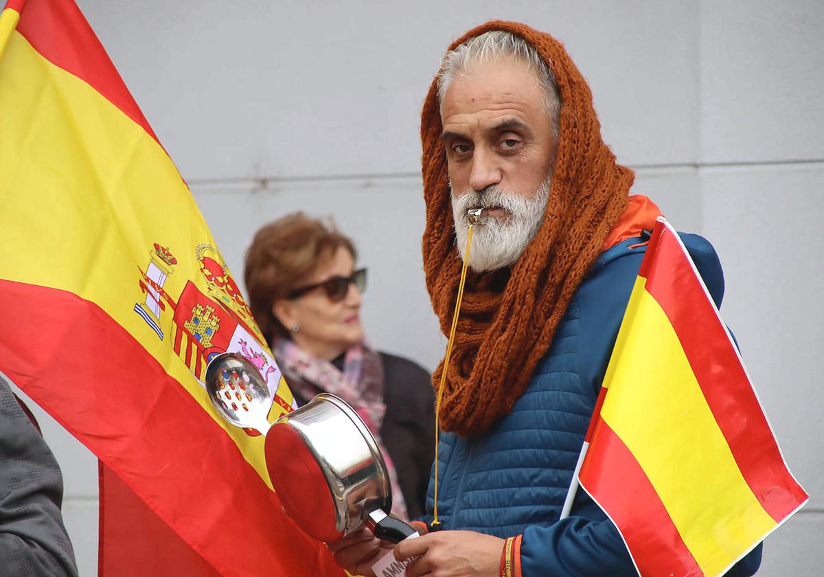 Medio centenar de personas se reúnen ante la sede del PSOE convocados por la Fundación para la Defensa de la Nación Española