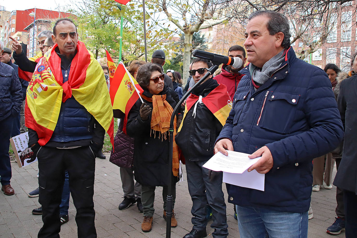 La Fundación para la Defensa de la Nación Española lee un manifiesto frente a la sede del PSOE