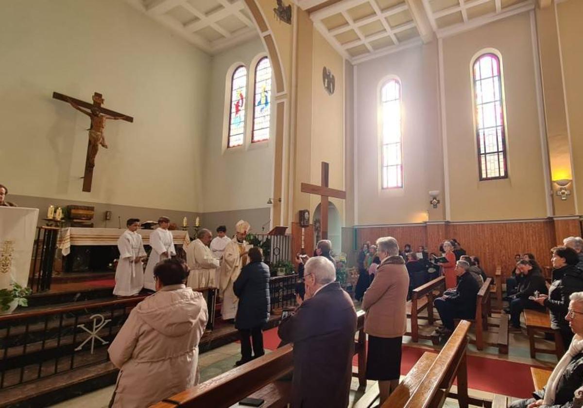 Imagen principal - Eucaristía de despedida a las Carmelitas de Veguellina de Órbigo.