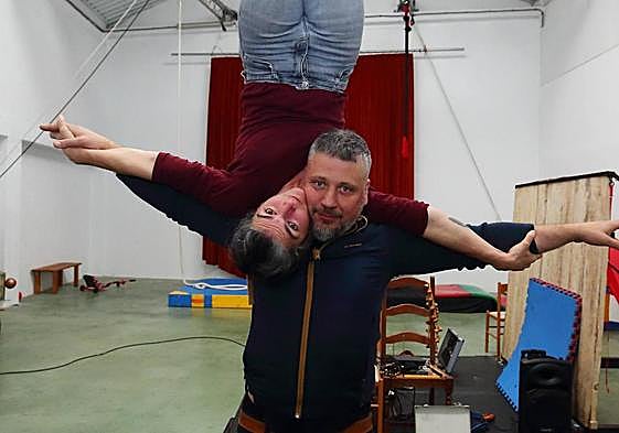 Morgane Jaudou y Marcos Rivas, creadores de la compañía de circo teatro Maintomano afincada en Ponferrada.