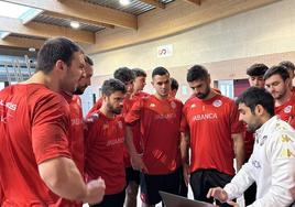 Jugadores del Ademar inician la semana preparando el partido frente al Recoletas en el CAR.