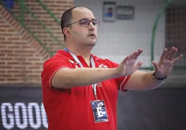 Dani Gordo, entrenador del Abanca Ademar, durante un partido de esta temporada.