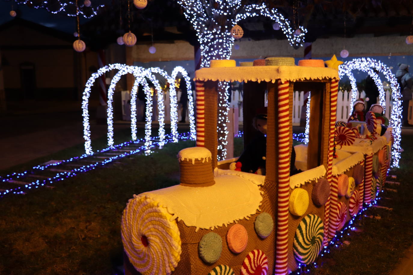 Decoración del tren de navidad hecho con ganchillo en Villoria de Órbigo.