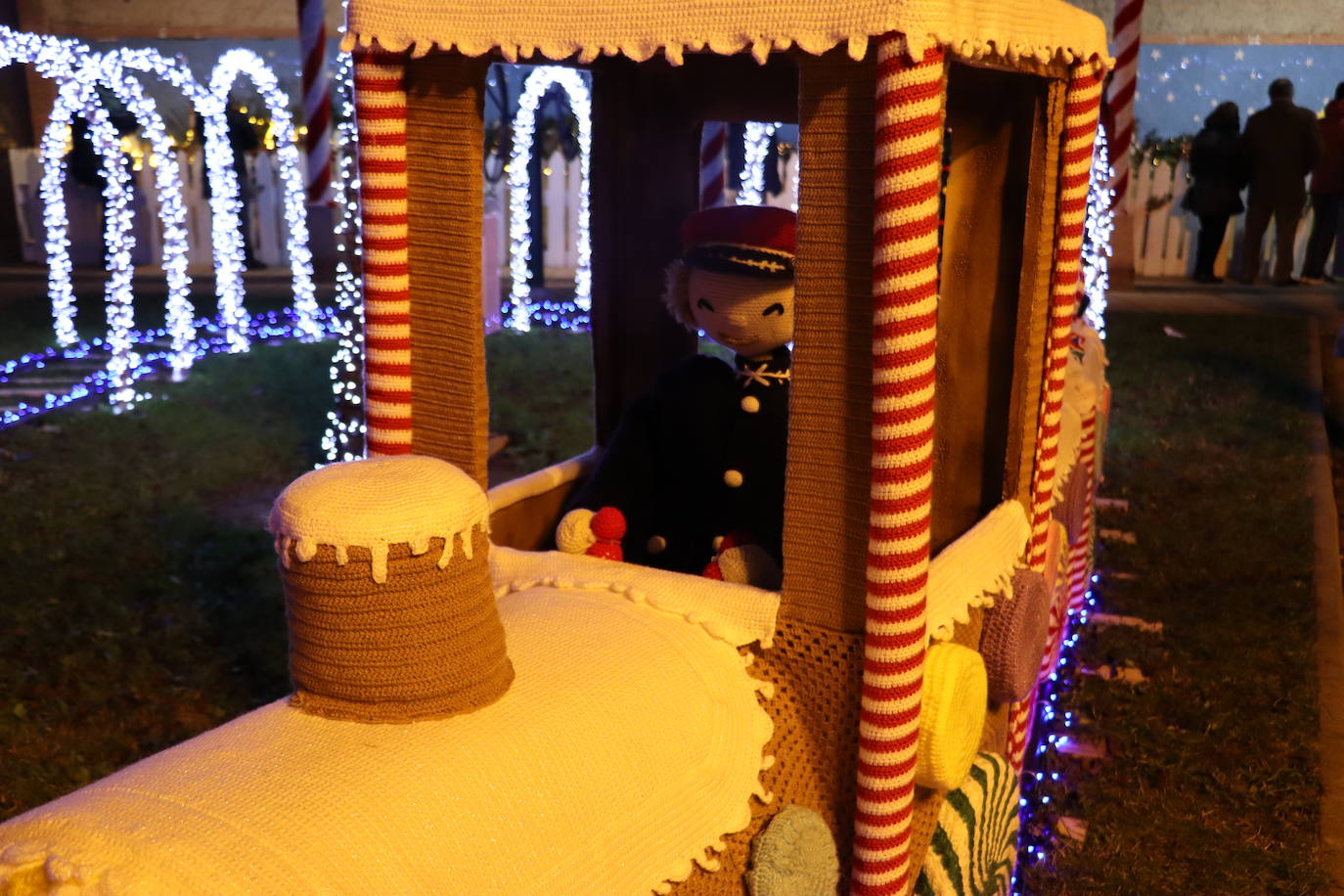 Decoración del tren de navidad hecho con ganchillo en Villoria de Órbigo.