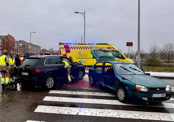 Bomberos de León excarcelan a un varón atrapado tras un accidente en La Lastra