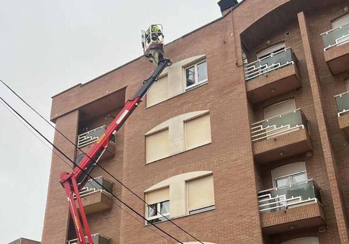 Los bomberos acúan en la cornisa de un edificio en Valencia de Don Juan.